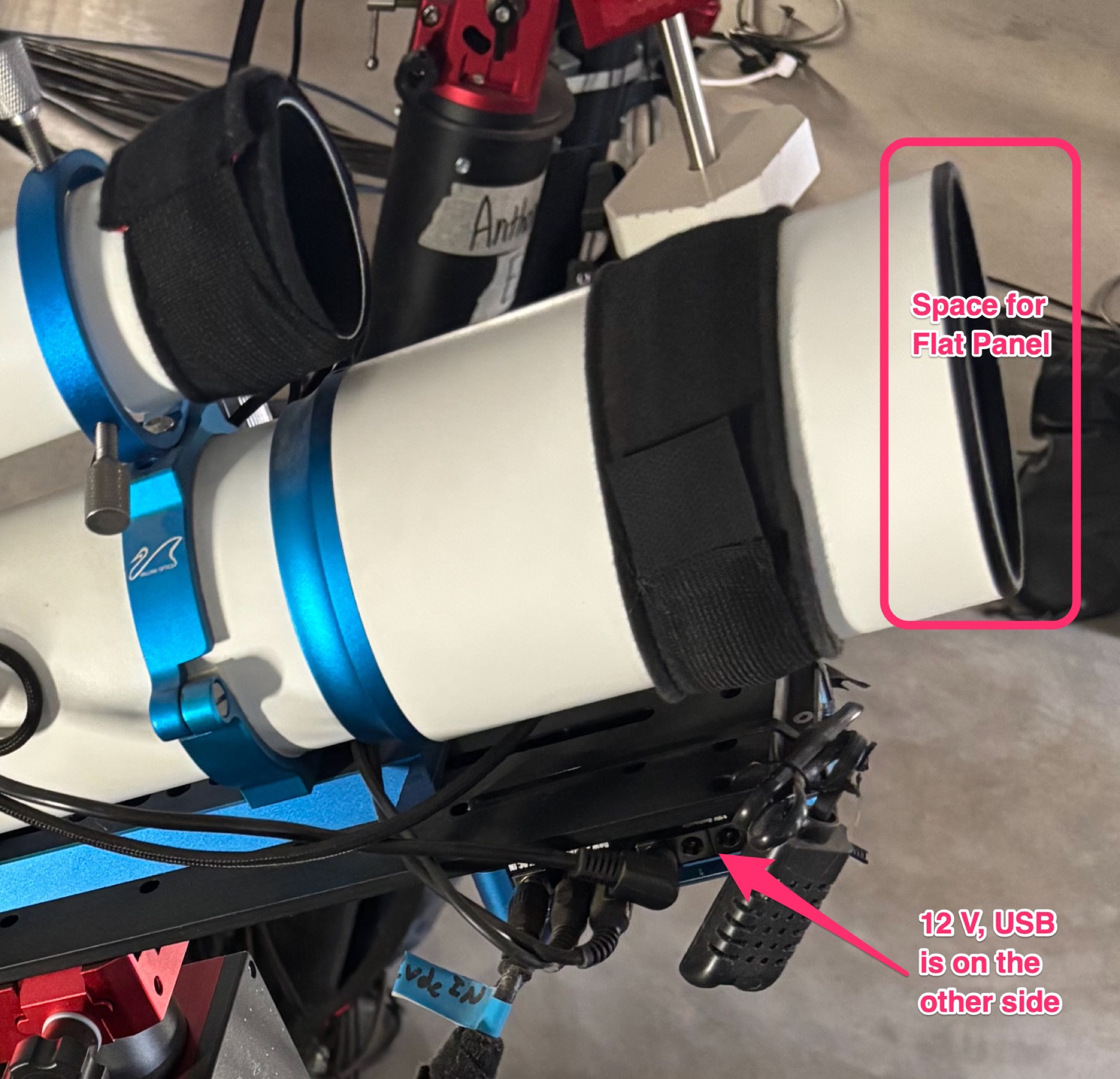 Vorderes Ende des GT81 mit ausgefahrener Taukappe; markiert ist der freie Platz f&uuml;r das Flat-Panel und der 12-V-Anschluss an der PowerBox