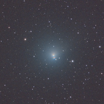 Komet 10P/Tempel 2 als gr&uuml;nlich-blaue Koma im Sternfeld