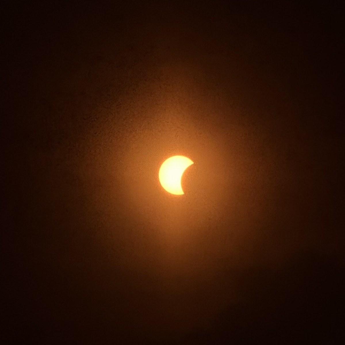 Die Sonne mit einer Kerbe am oberen rechten Rand, rund ein Drittel bedeckt